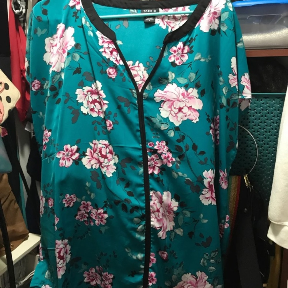 Torrid shirt  #10982896 Size 2